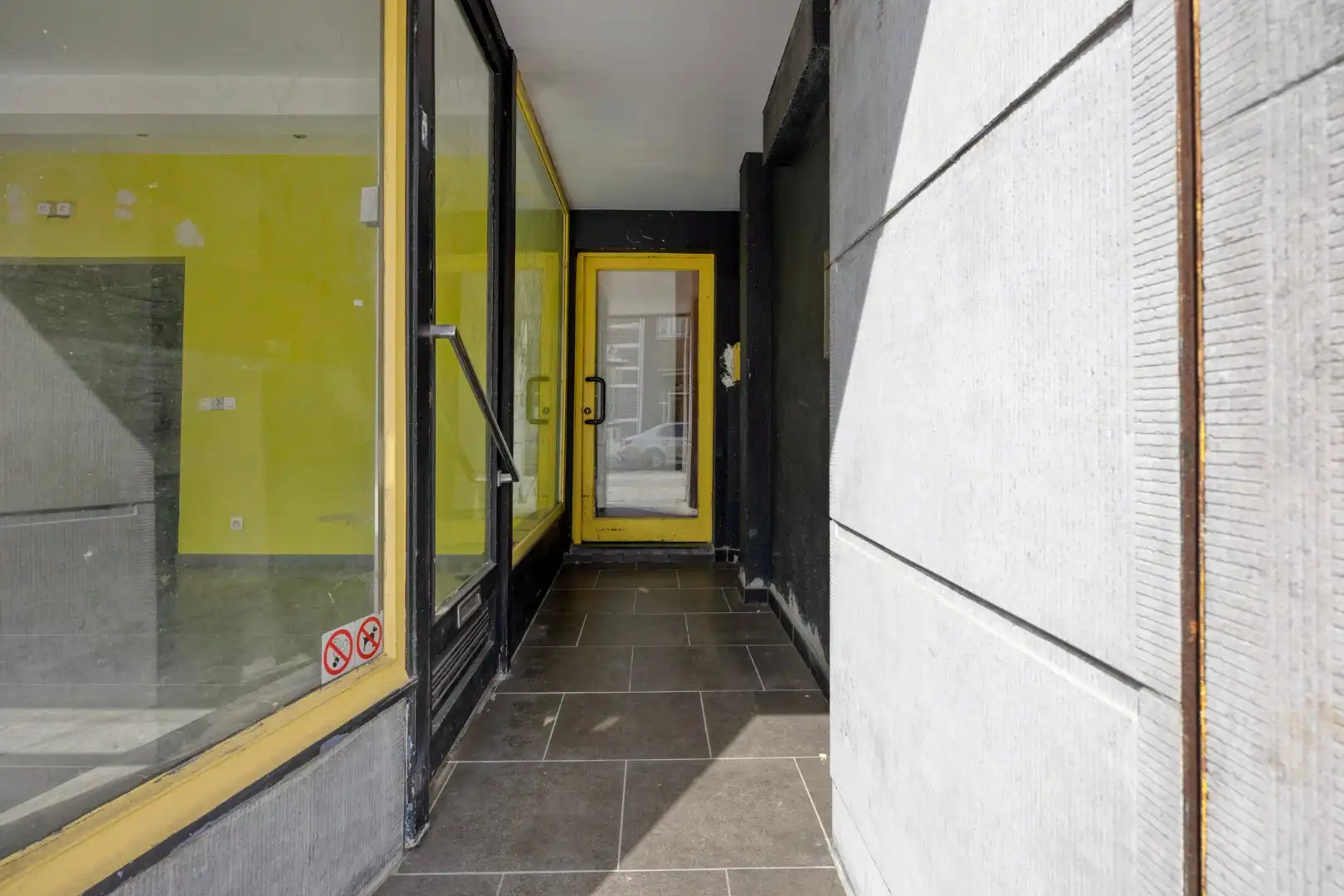 Commercieel gelegen handelspand met appartement met 3 slaapkamers en leuke stadstuin ! foto 3