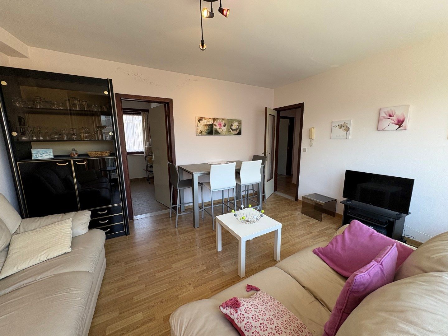 Appartement met 2 slaapkamers – Vlakbij zee, zonnekant & klein zeezicht foto {{pictureIndex}}