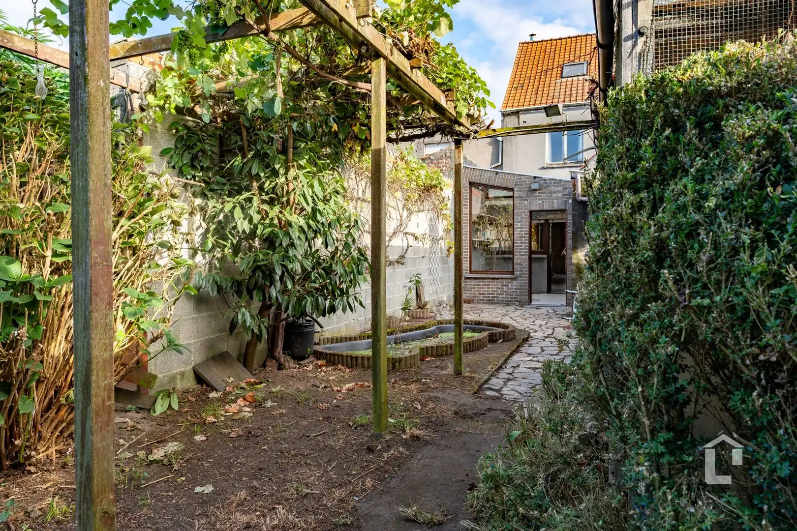 Te renoveren rijwoning met veel potentieel foto 14