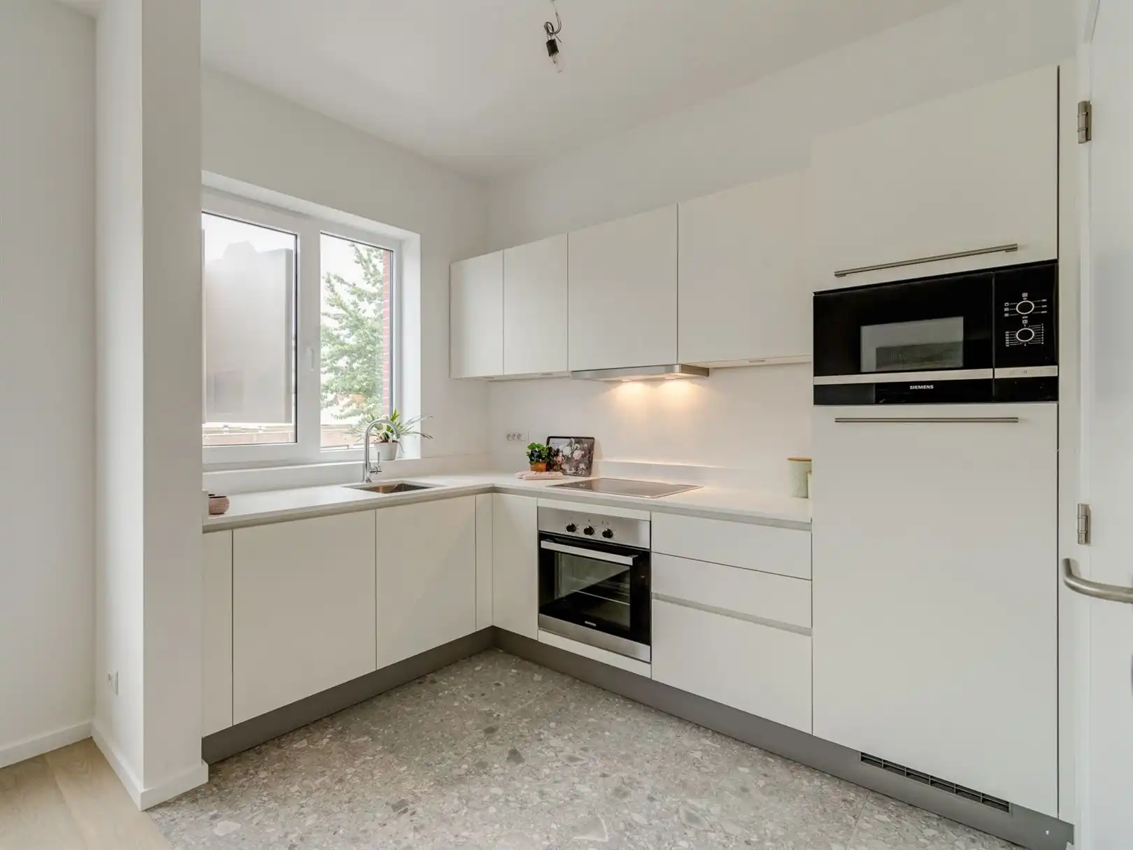 Licht en ruim 2-slaapkamerappartement met zuidwest georiënteerd terras.  foto 9