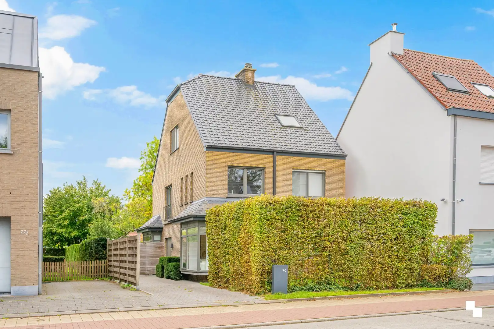 Karaktervolle, instapklare gezinswoning in Merelbeke foto {{pictureIndex}}