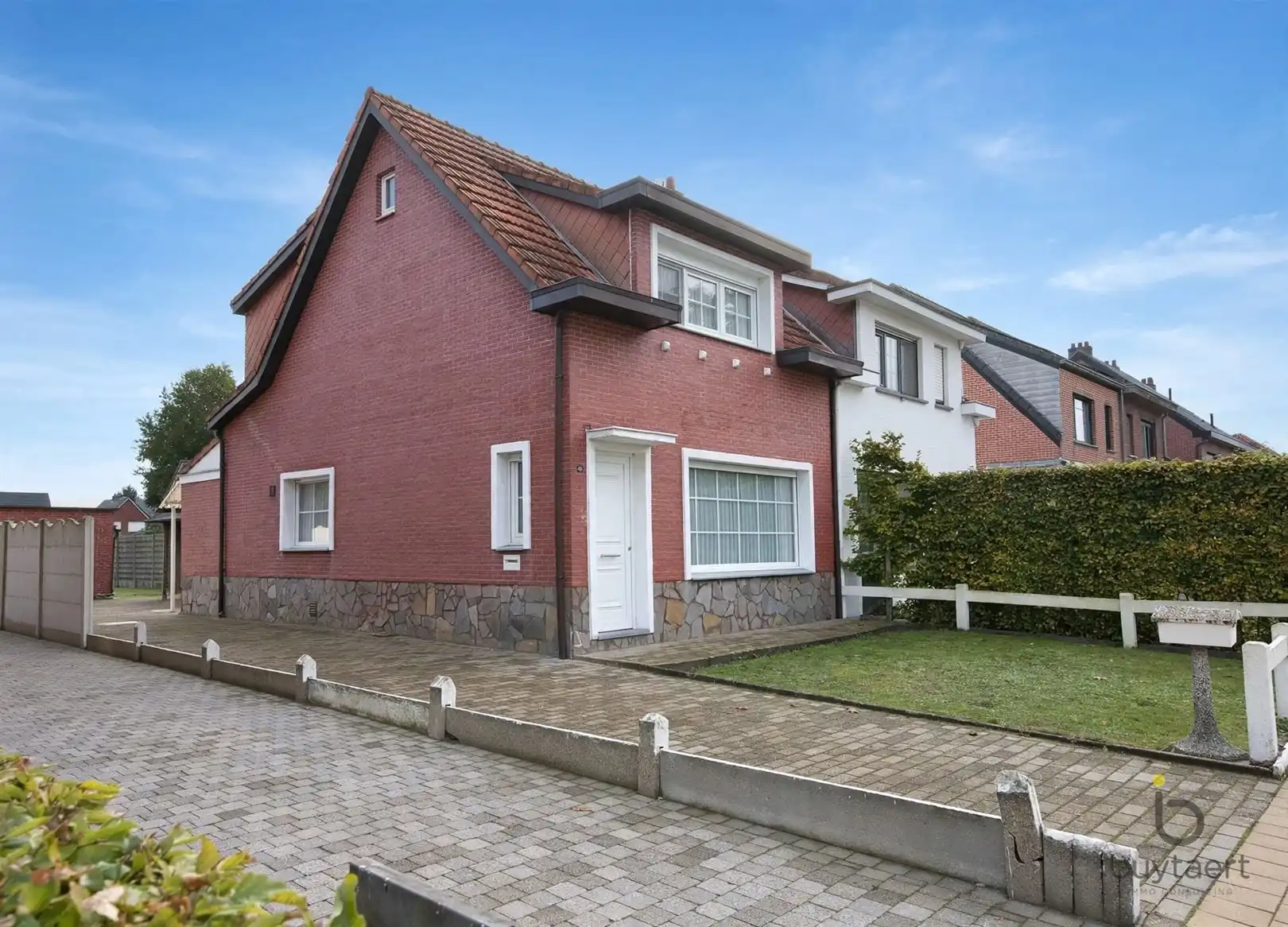 Te renoveren woning op zeer gegeerde locatie te Schilde! foto 2
