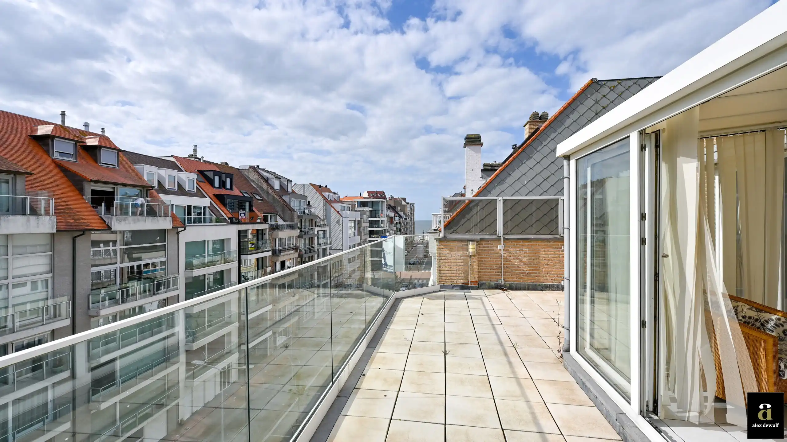 Uniek duplexappartement met zijdelings zeezicht en ruime terrassen. foto {{pictureIndex}}