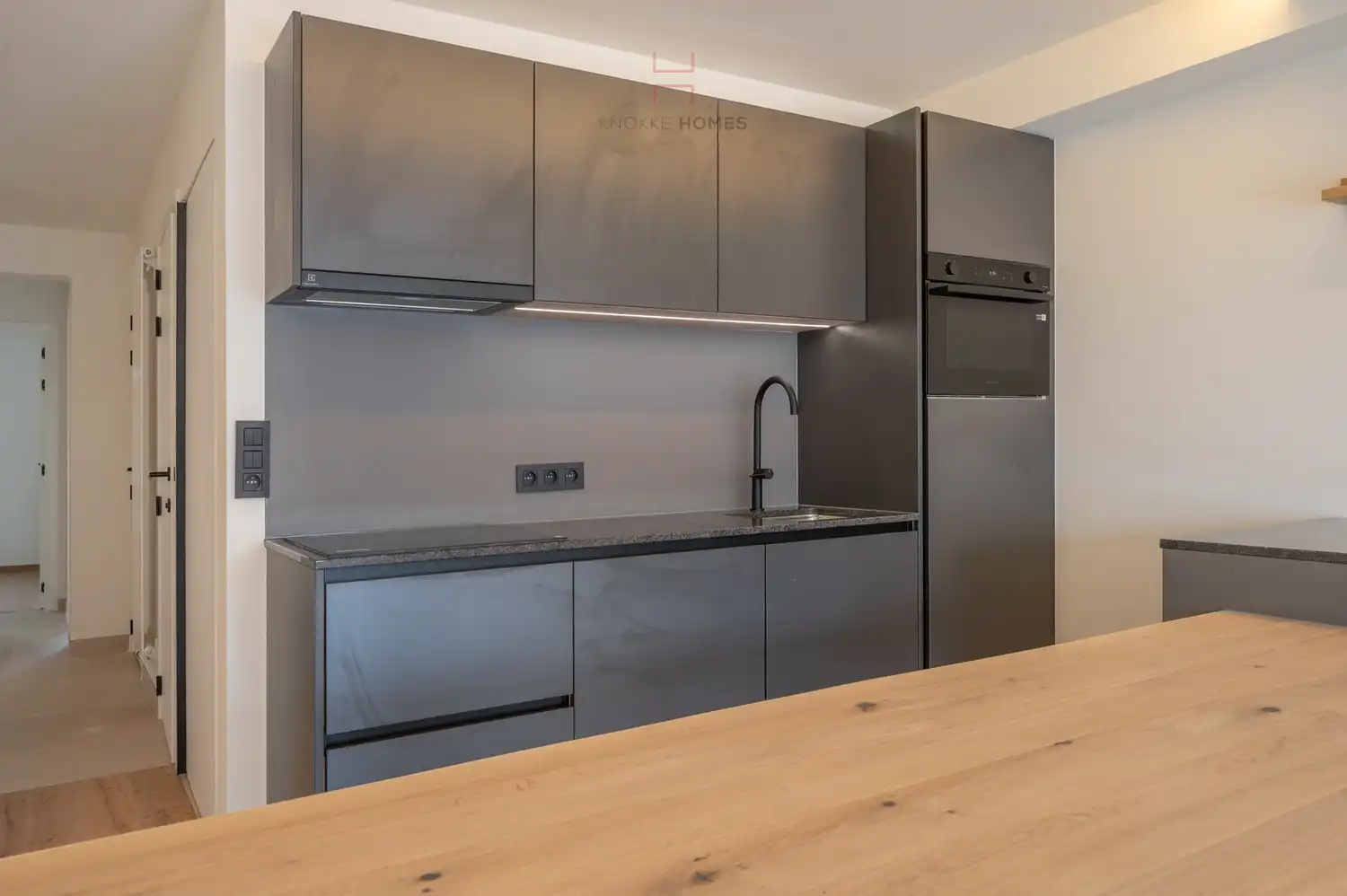 Gerenoveerd 3-kamerappartement met Zuidgericht terras vlakbij het Albertstrand foto 9