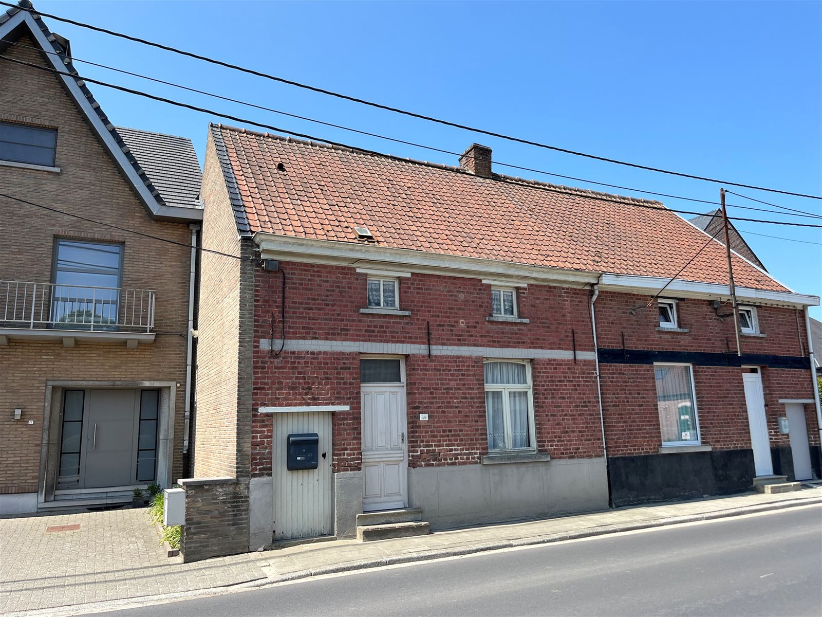 Te renoveren woning met diepe en prachtig gelegen achtertuin foto {{pictureIndex}}