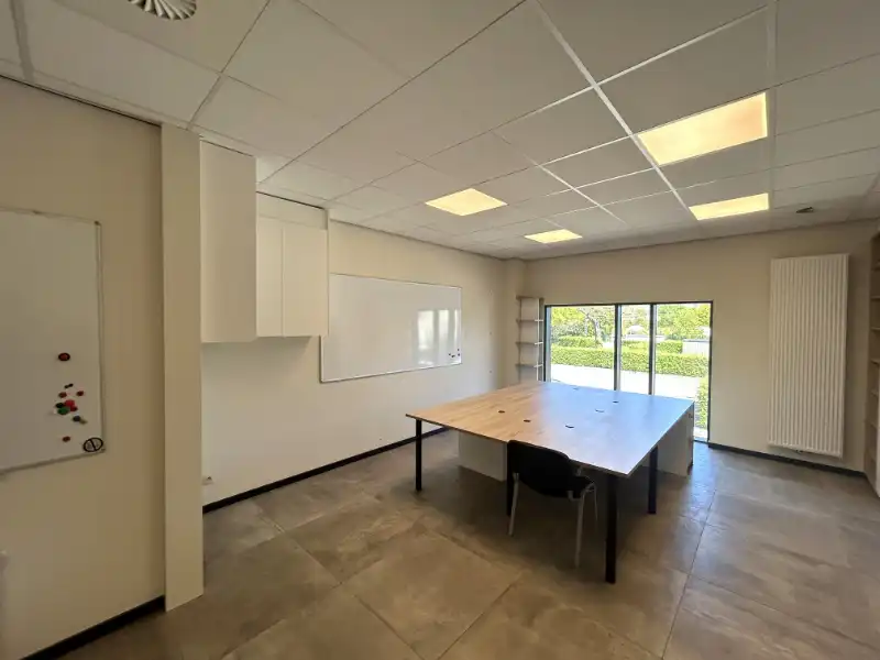 Instapklare KMO-unit met kantoren (±355 m²) op topligging foto 9