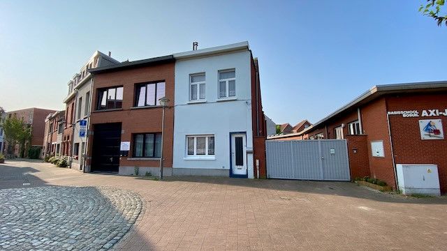 Knusse te renoveren rijwoning met 2 tot 3 slaapkamers en 2 terrassen. foto 2