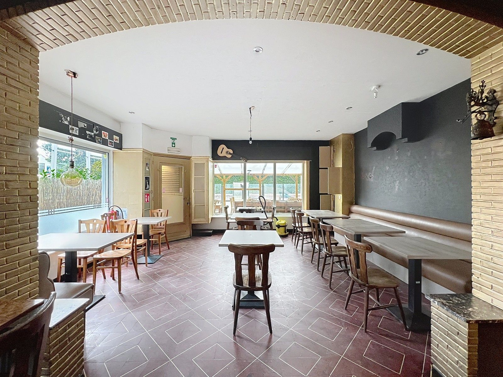 HORECA-pand met WOONST aan secundaire school (VTI & SJI Tielt) én naast het CLB. Dé ideale locatie voor uw (jongeren) café of broodjesbar ! foto 5