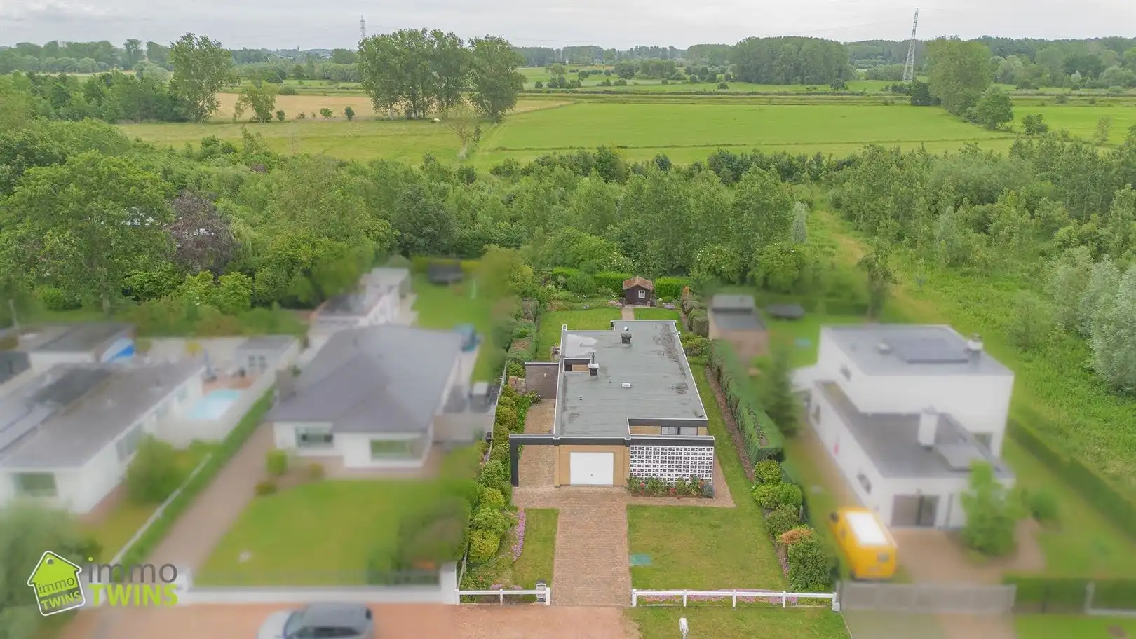 Hoofdfoto van de publicatie: Te renoveren bungalow in het groene Mespelare bij Dendermonde