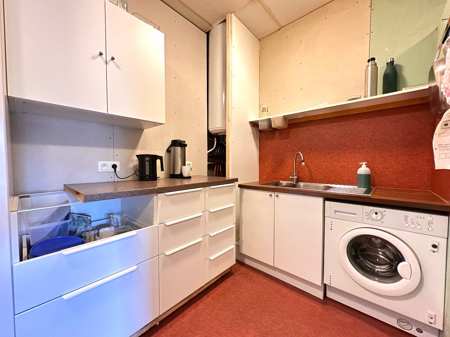 Ruim handelspand met magazijnen, loods, bureelruimte en tuin foto 19