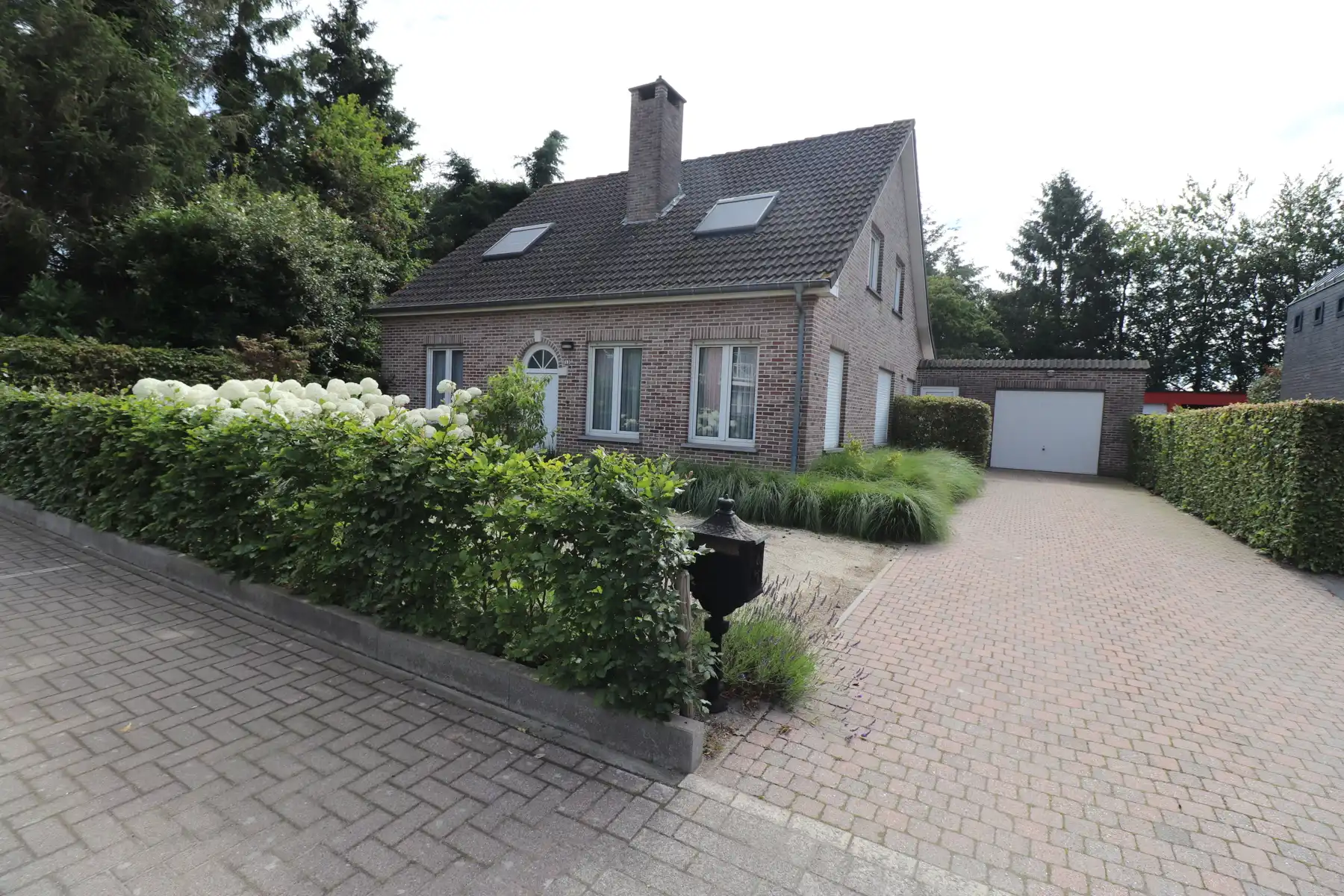 Eengezinswoning met 3 slaapkamers en tuin op een centrale ligging in Hoogstraten.  foto {{pictureIndex}}