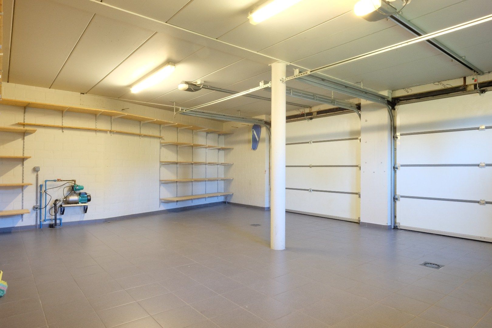 Recente ruime moderne halfopen woning met tuin en garage. foto 16