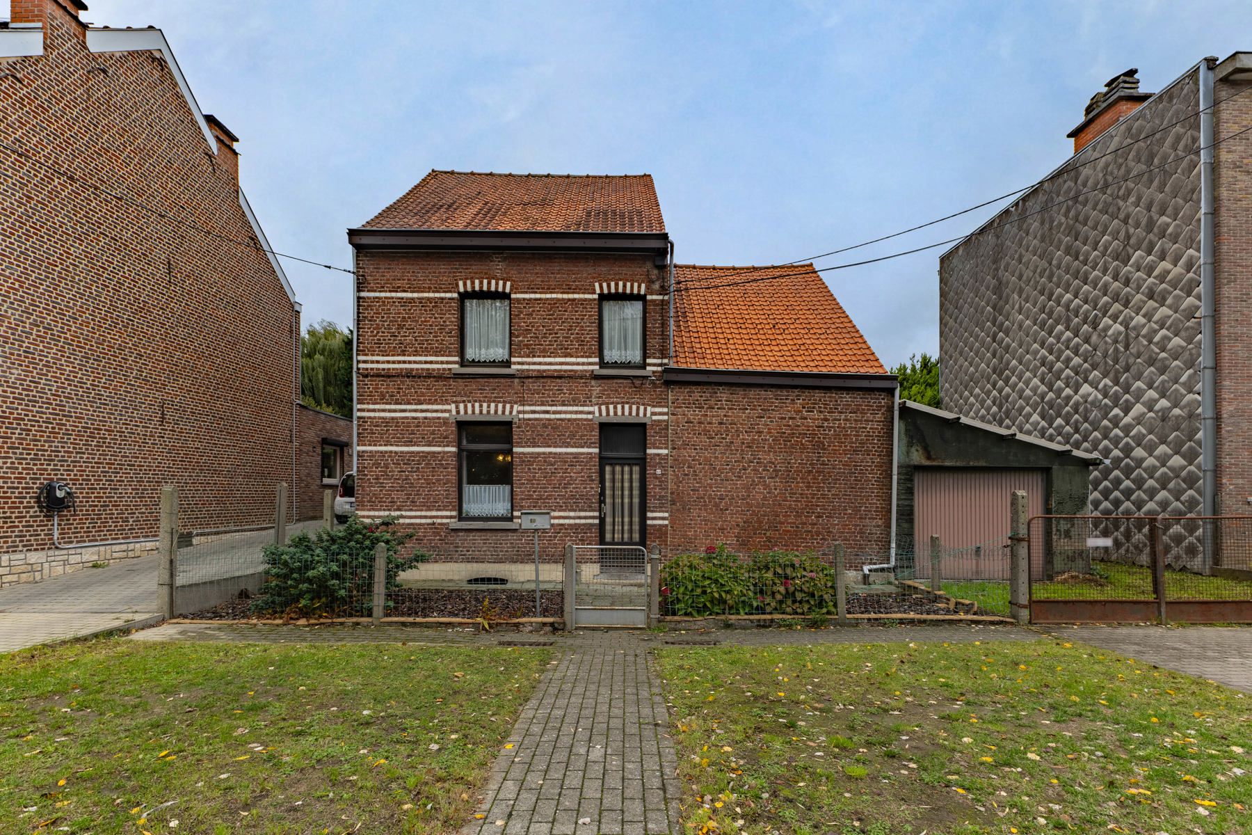 Goed gelegen ruime te renoveren woning met bouwgrond foto {{pictureIndex}}