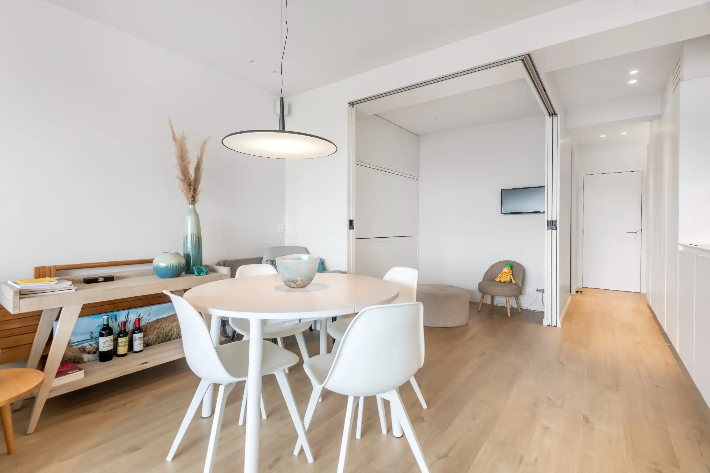 Gerenoveerd en slim doordacht ingericht appartement met slaaphoek gelegen op de Jozef Nellenslaan. foto 4