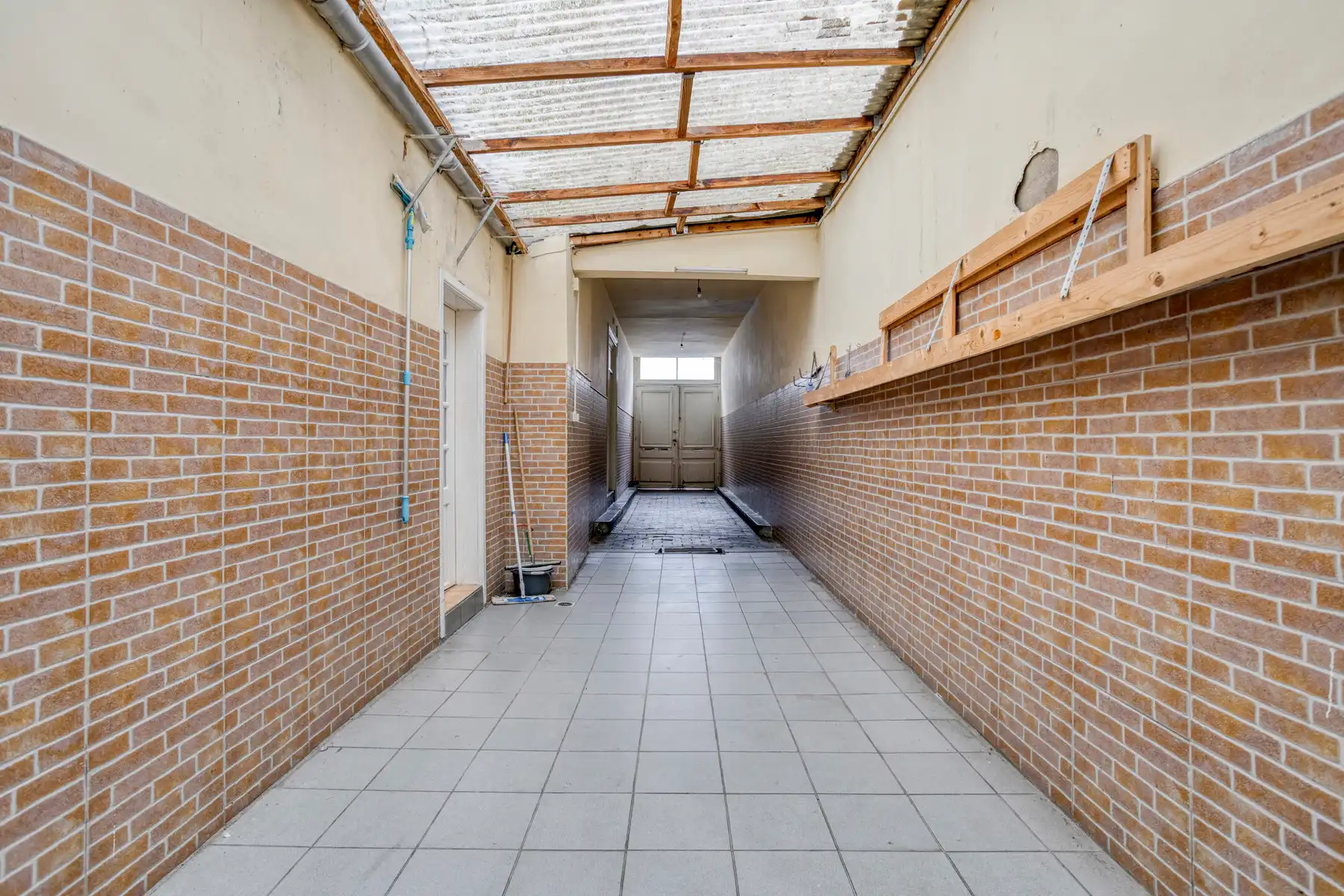 Te renoveren appartementsgebouw met vergunning voor 3 Apps foto 3
