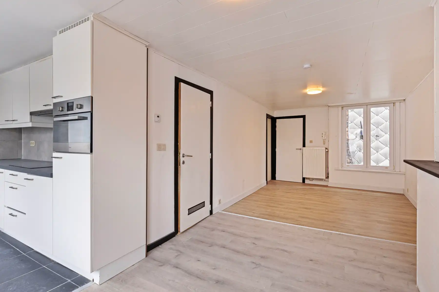 Te renoveren appartement (2 slpk) in het hart van Antwerpen. foto 3