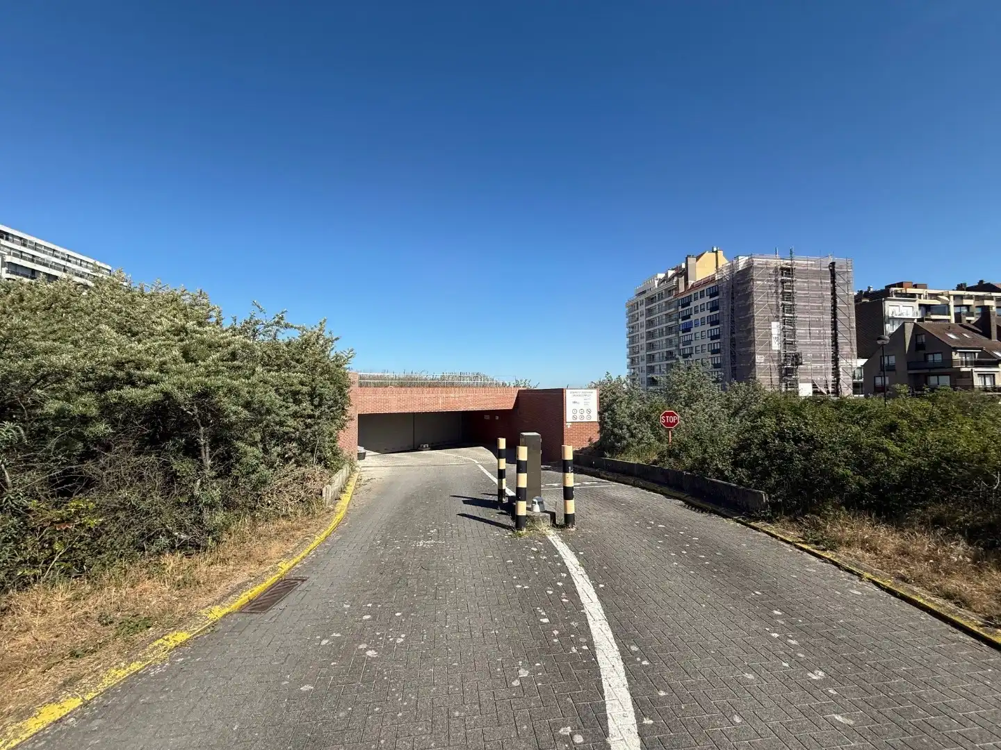 RES. J. STÜBBENPARK - GESLOTEN GARAGEBOX - DUINBERGEN foto 2