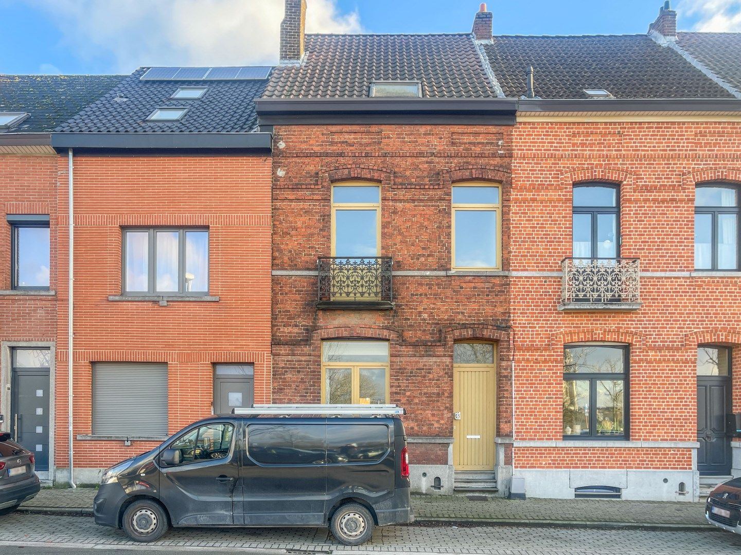 Ruime, te renoveren woning met 4 slaapkamers + zuid-tuin! foto {{pictureIndex}}