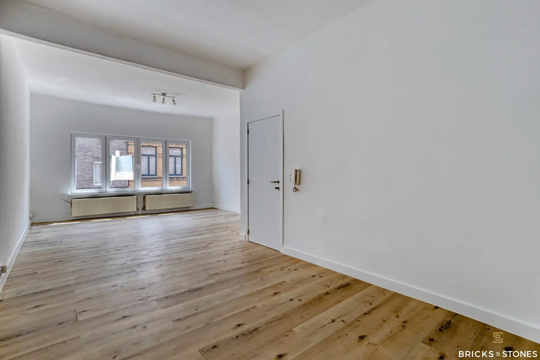 Totaal gerenoveerd, instapklaar appartement foto {{pictureIndex}}