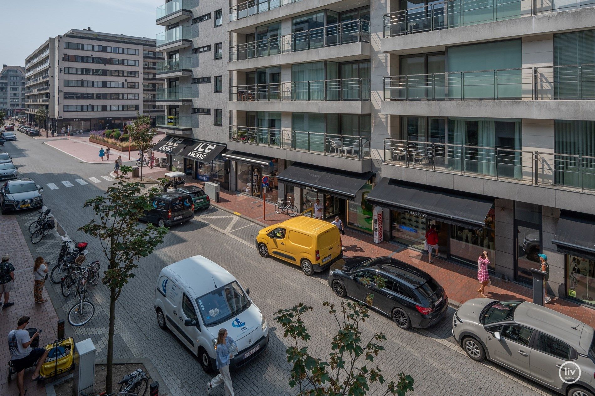 Smaakvol gerenoveerd 3-slaapkamer appartement gelegen op de Kustlaan, vlakbij het Lichttorenplein en het Driehoeksplein te Knokke.  foto 17