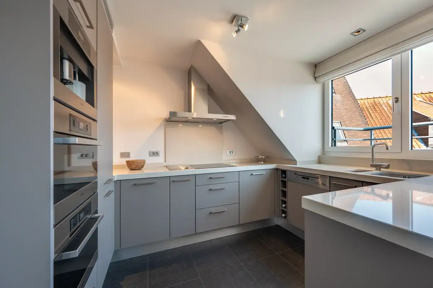 Lichtrijk en ruim duplexappartement met 2 grote zonneterrassen op een zucht van de Zeedijk  foto 9