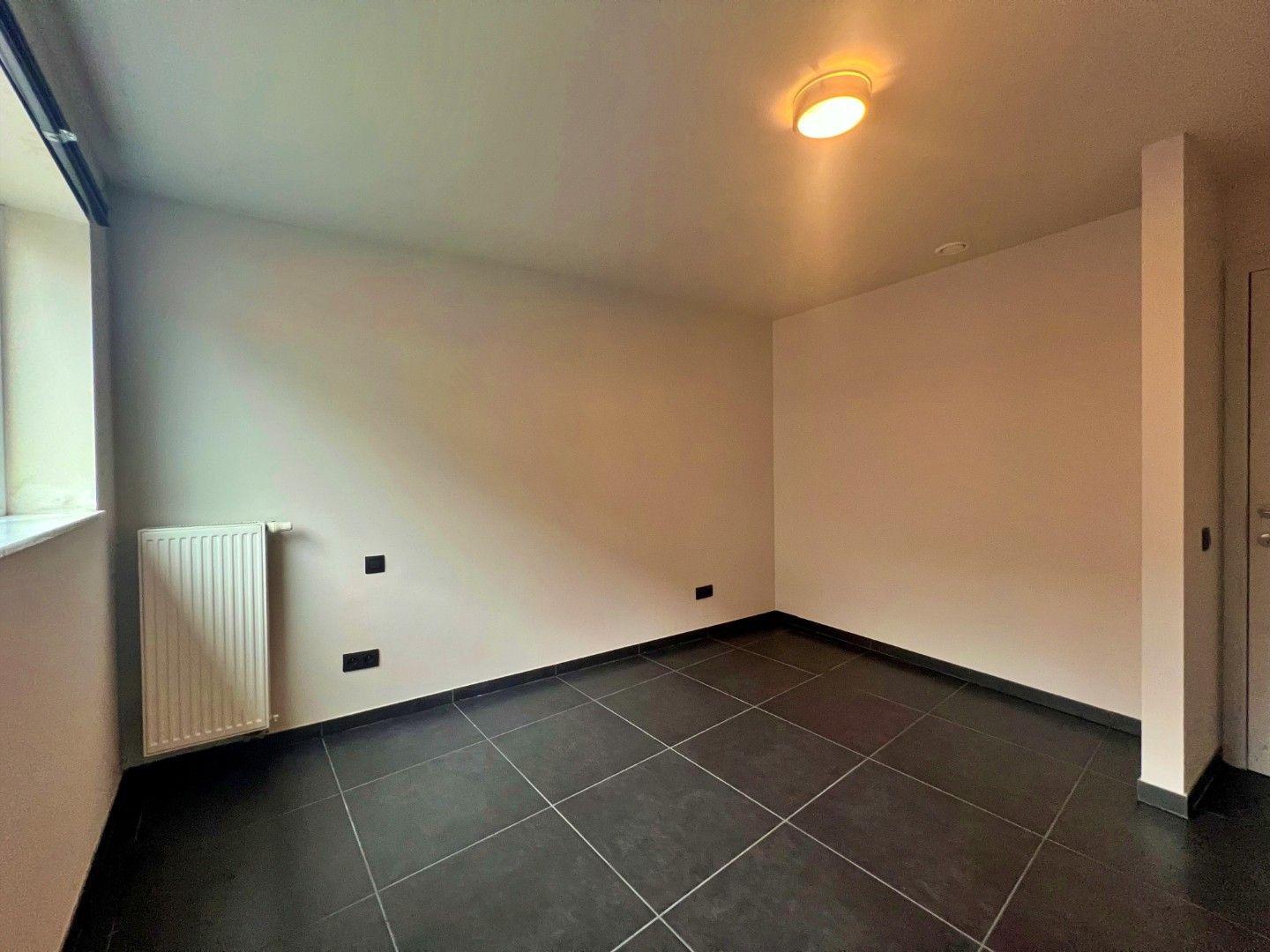 2-slaapkamer appartement met 2 overdekte staanplaatsen foto 12