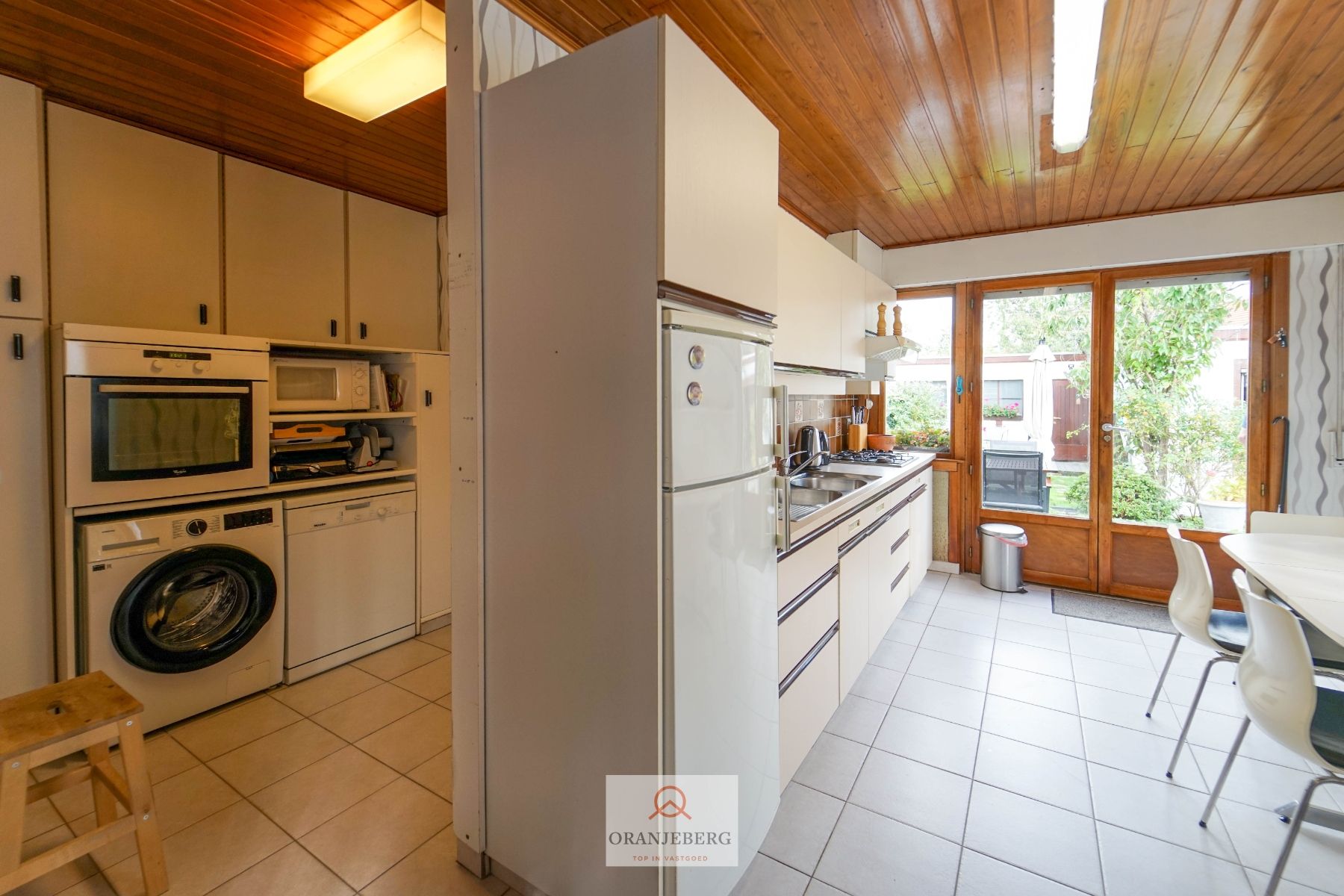 COMPROMIS IN OPMAAK! Charmante halfopen woning met oprit, tuin én garage te koop nabij UZ foto 8