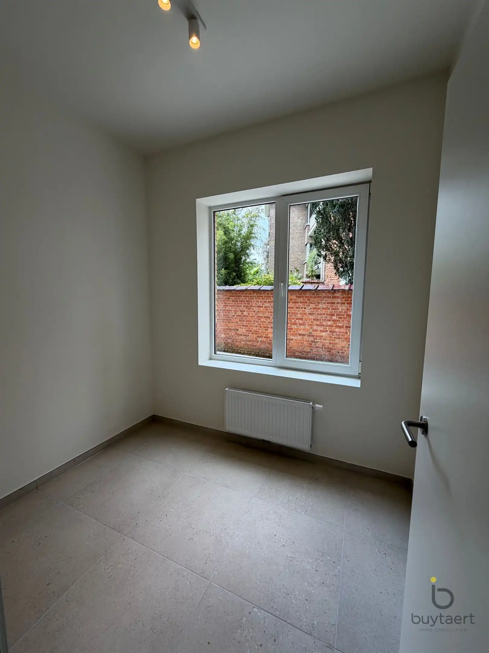 Gerenoveerd gelijkvloers appartement aan de Singel. foto 9