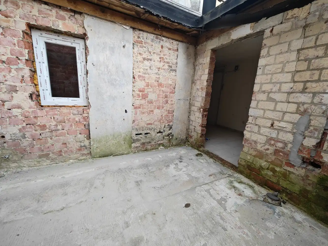 Gerenoveerde kantoorruimte met opslag foto 14