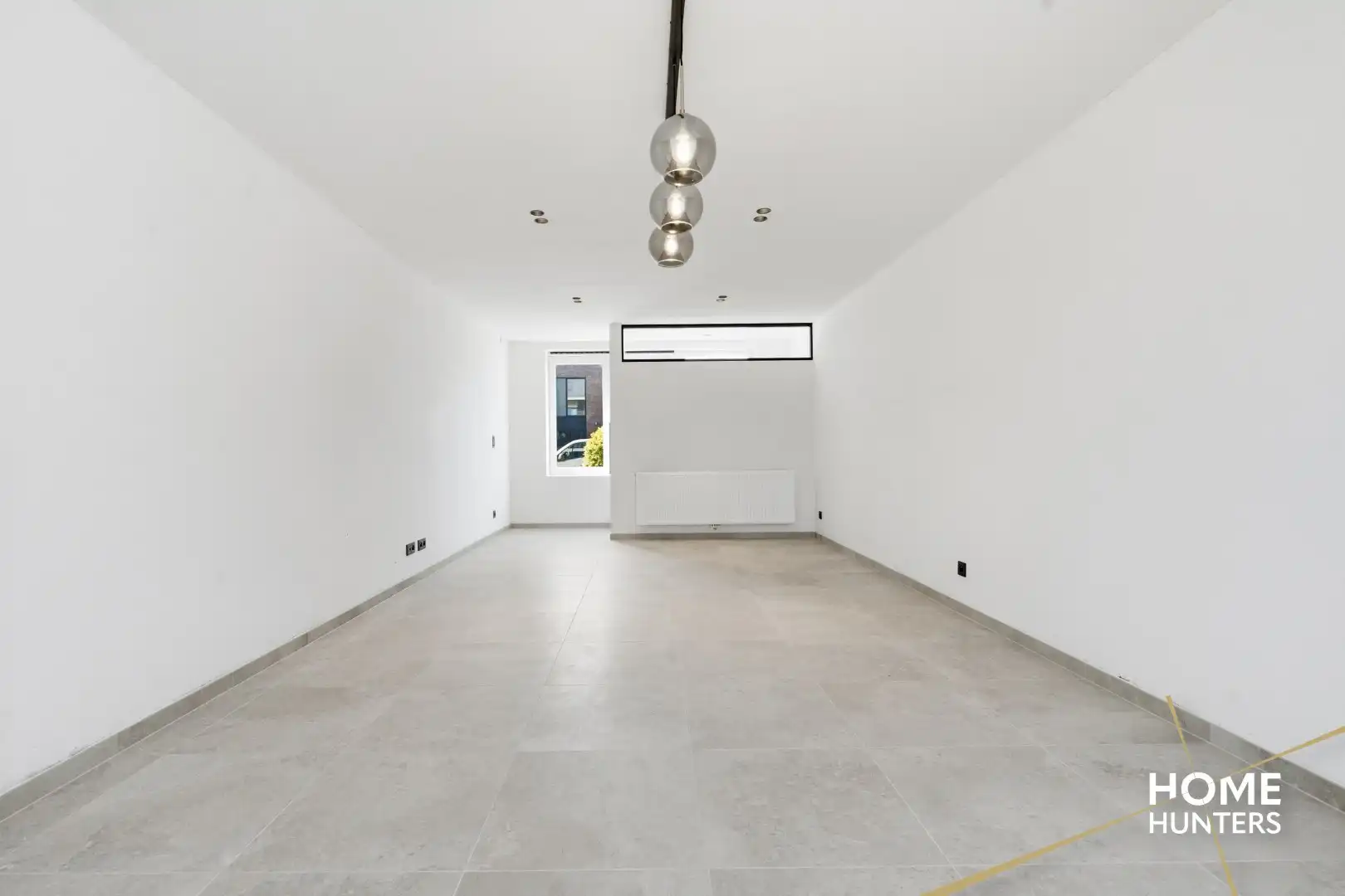 Volledig gerenoveerde woning met 3 slaapkamers, garage, ruime oprit en zonnige tuin in een rustige buurt van Ieper foto 4
