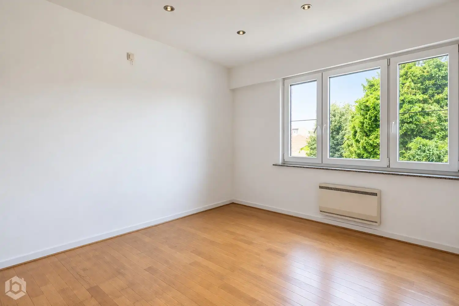 Appartementsgebouw met 4 app., 2 handelsglv., 5 garages én tuin foto 14