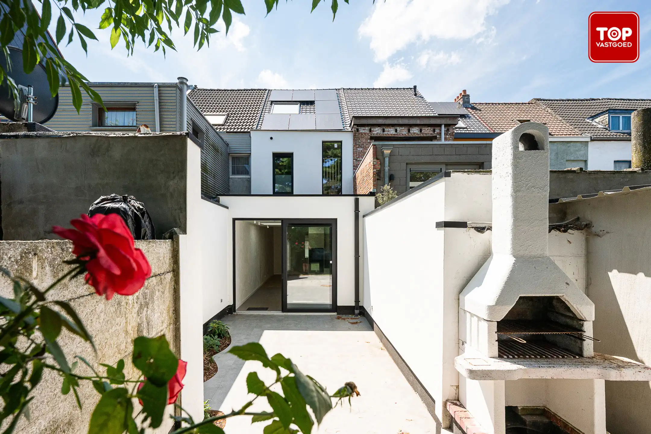 Totaal gerenoveerde woning (EPC A+) met 3 slaapkamers en tuin.  foto {{pictureIndex}}