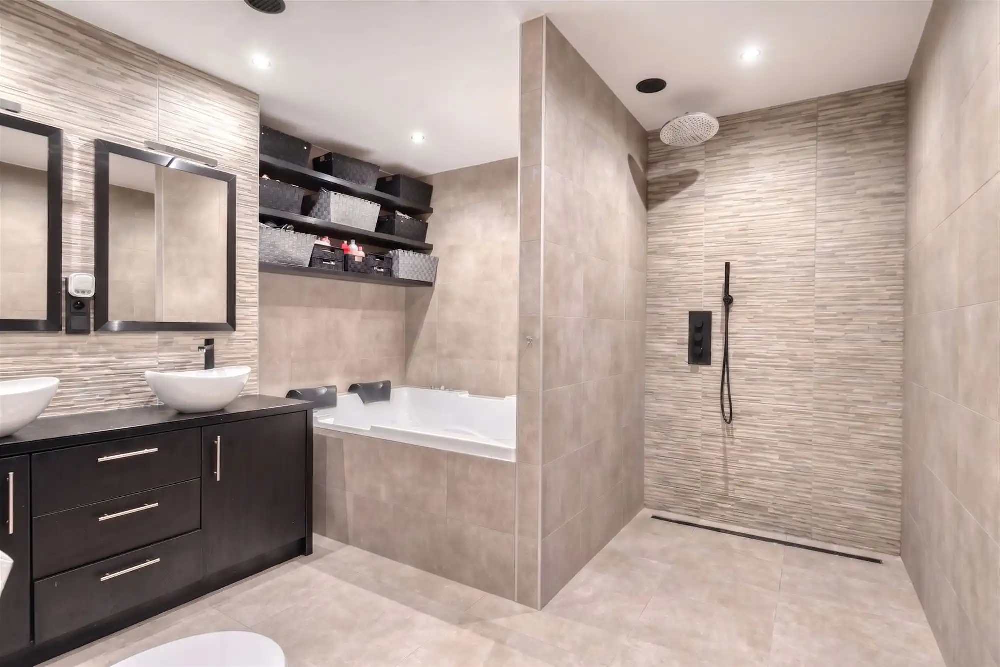 Knappe duo-villa op 8.843 m² in villawijk aan NL-grens. foto 34