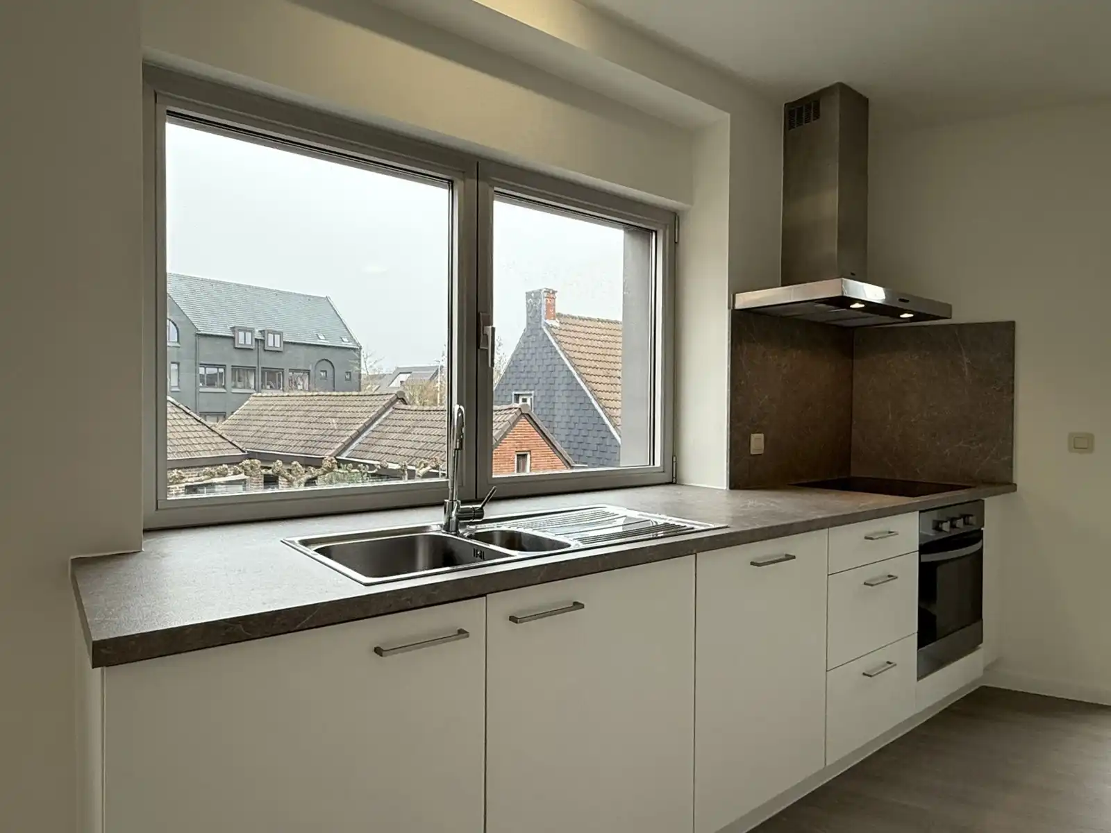 Volledig gerenoveerd, instapklaar duplex appartement met terras in het centrum van Tielt.  foto 7