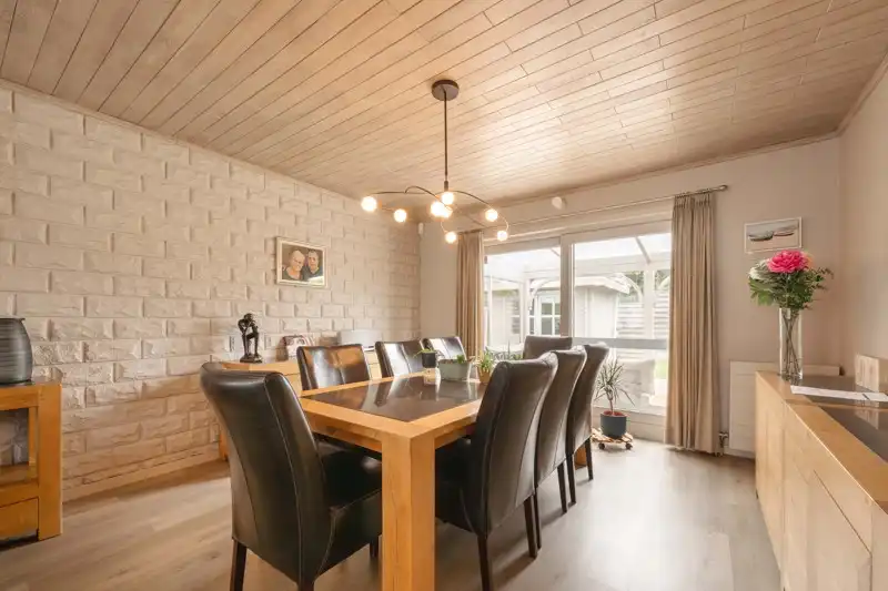 Prachtige alleenstaande instapklare woning met 5 slaapkamers inpandige garage, mooi terras en tuin TE KOOP in hartje Sint-Baafs-Vijve foto 7