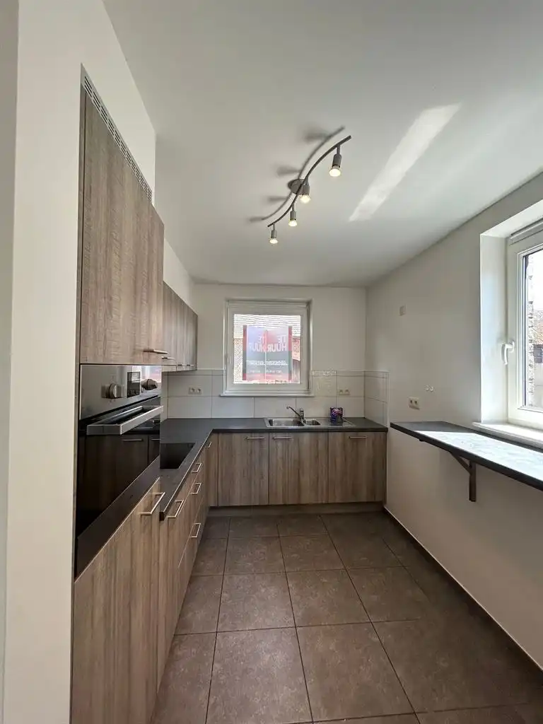 Instapklare stadswoning met 3 slaapkamers, aparte garage en tuintje. foto 7