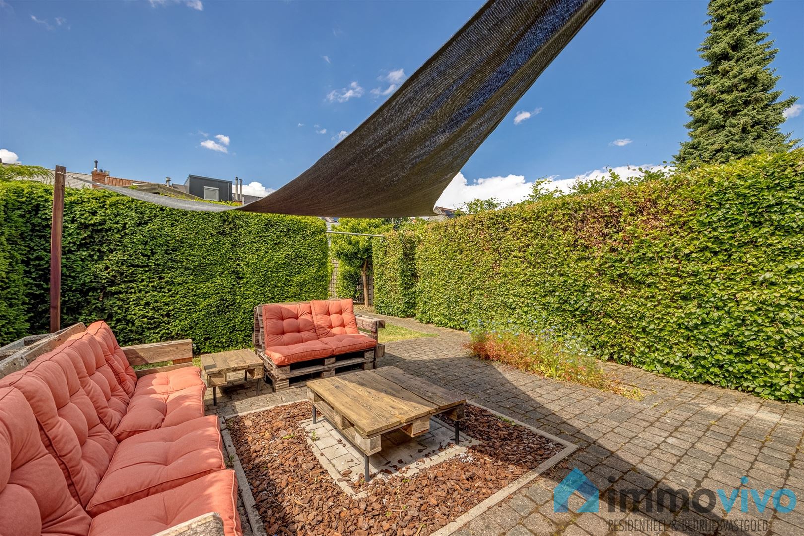 Lichtrijke woning met aangename tuin en garage met oprit foto 8