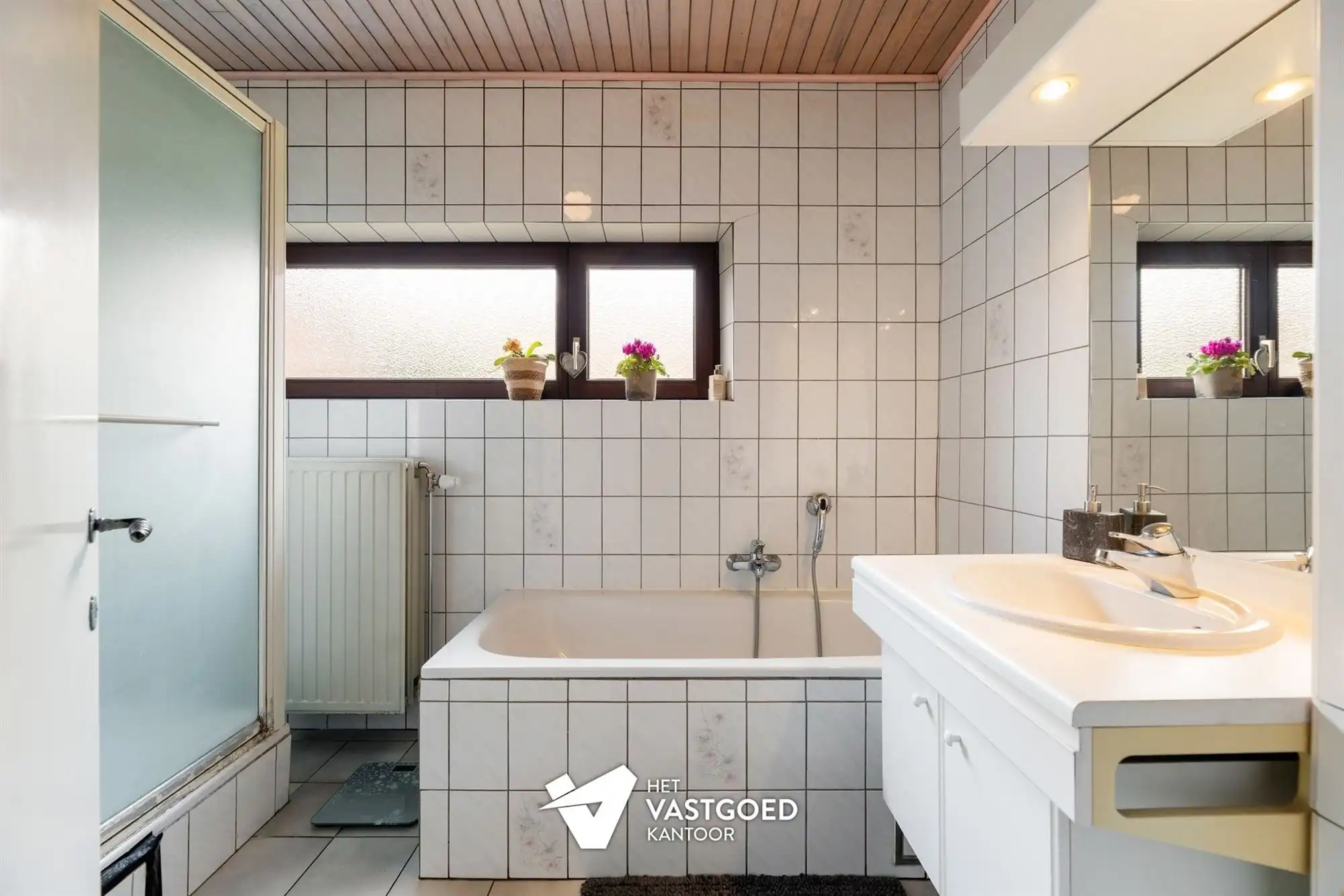 INSTAPKLARE, CENTRAAL GELEGEN WONING OP RUIM PERCEEL MET ZWEMBAD foto 16