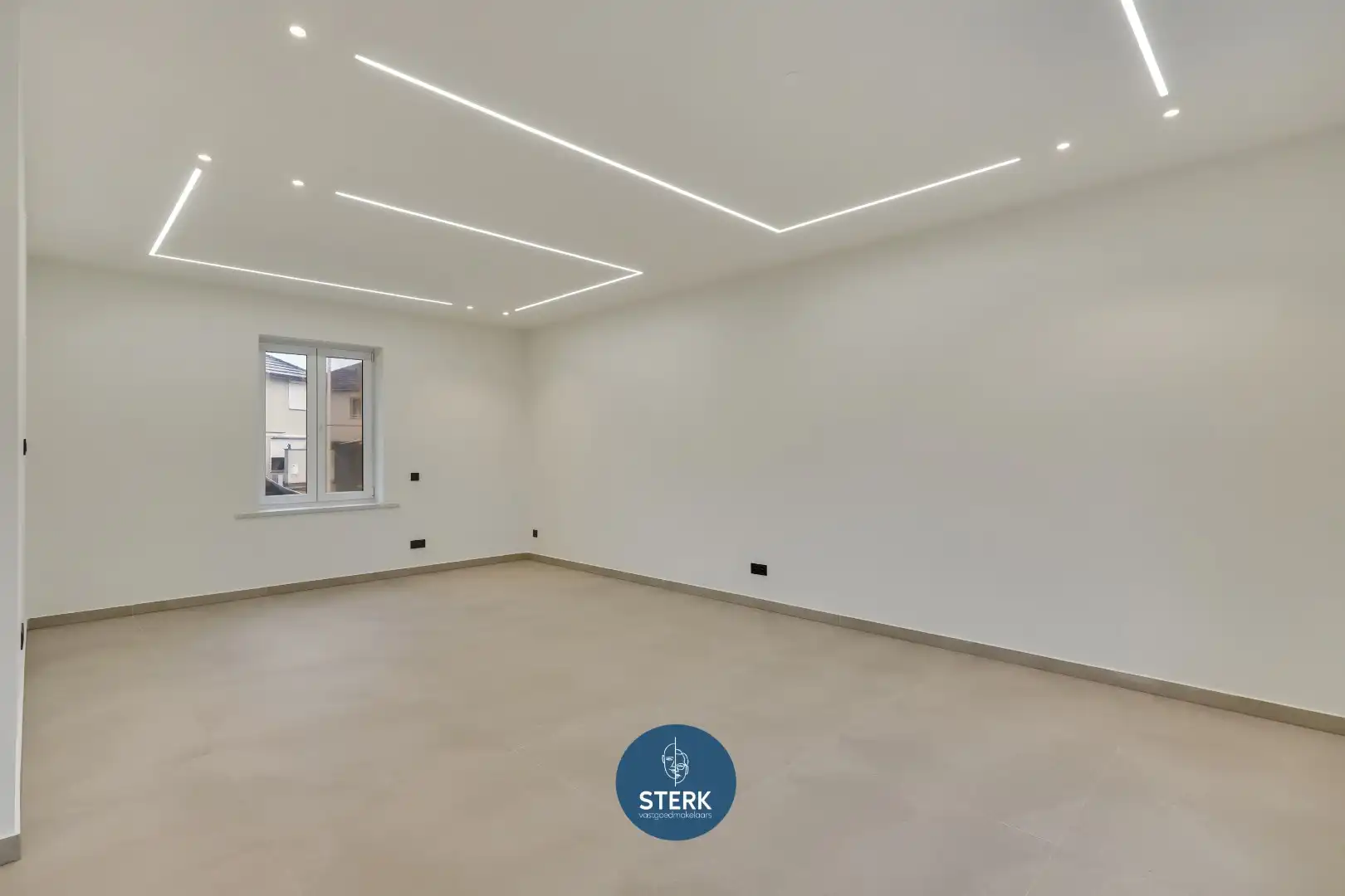 MODERN GERENOVEERDE GEZINSWONING MET 5 SLPKS + 2 BADKAMERS TE LANAKEN !  foto 7