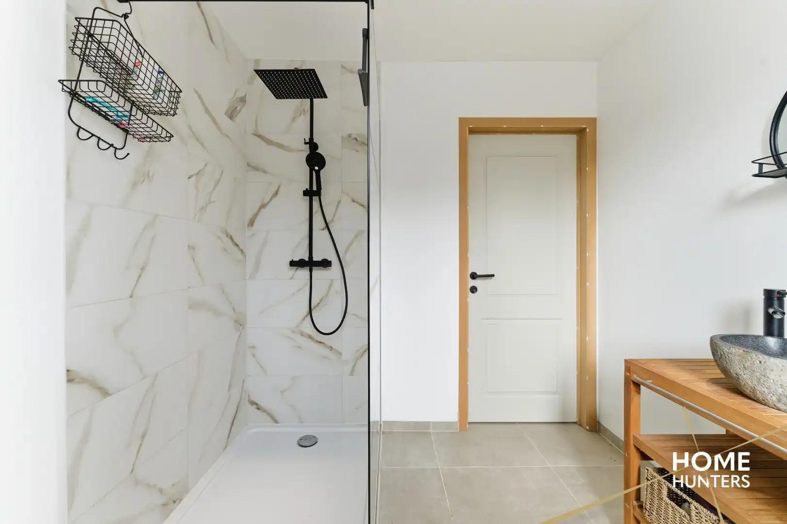 Instapklare gezinswoning met 4 slaapkamers, garage en uitweg te Sint-Kruis! foto 10