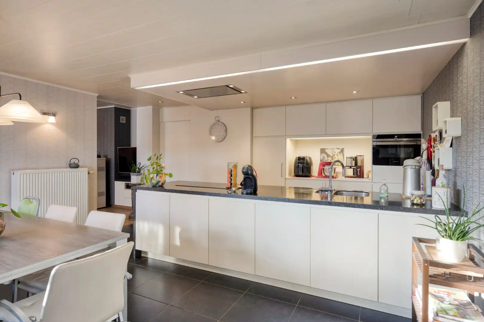 Ruim ingedeelde woning met o.a. 4 slpks op een rustig gelegen perceel van 1.069 m². foto 8
