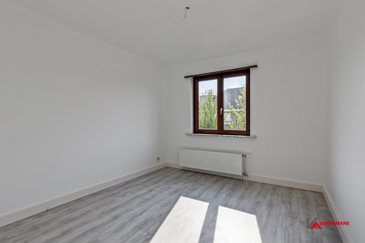 Half open bebouwing met 4 slaapkamers, tuin en garage. foto 9