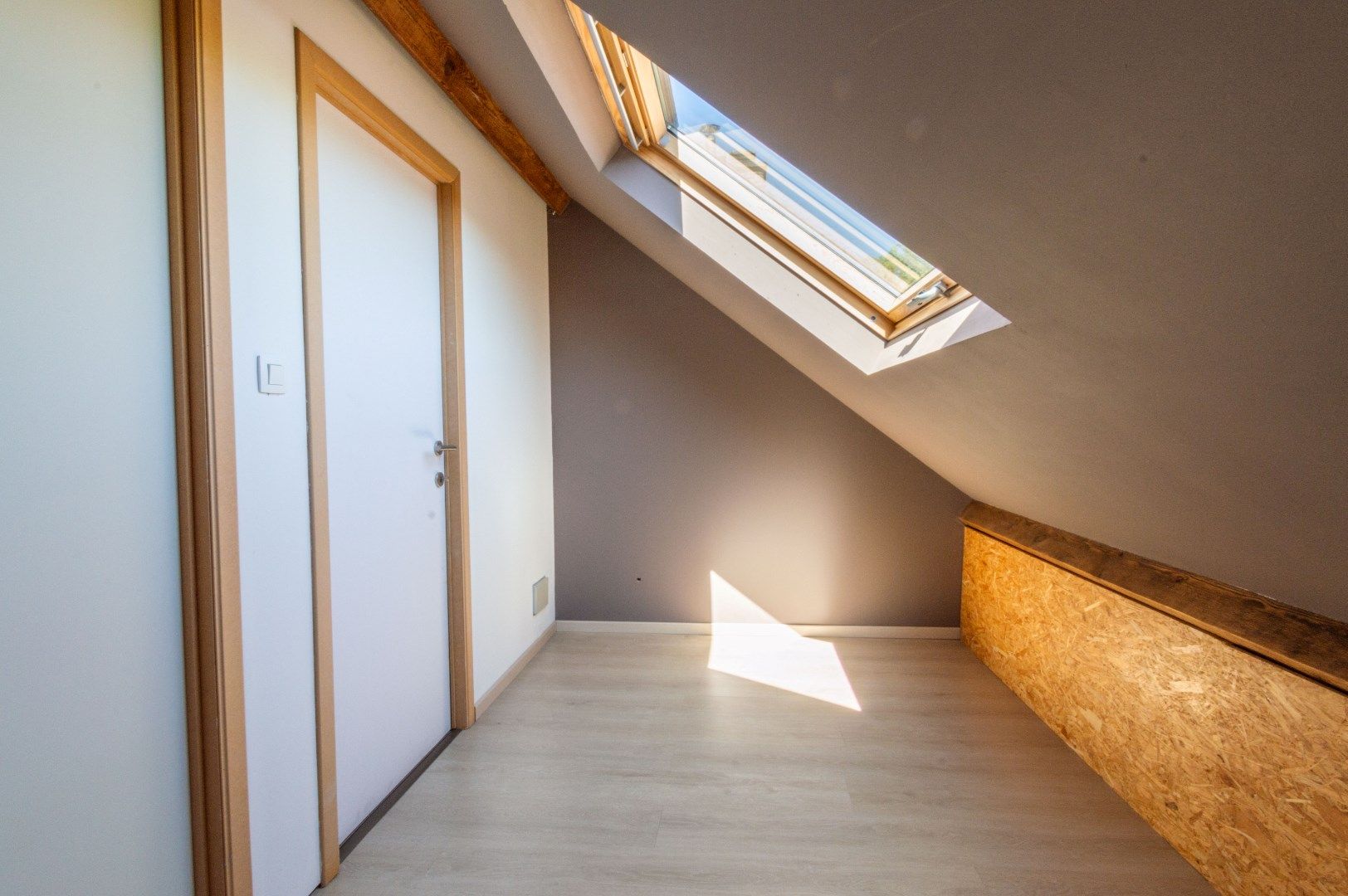  Ruime en goed onderhouden driegevel-woning met 3 slaapkamers, 2 terrassen, tuin, garage en oprit met plaats voor meerdere wagens foto 19