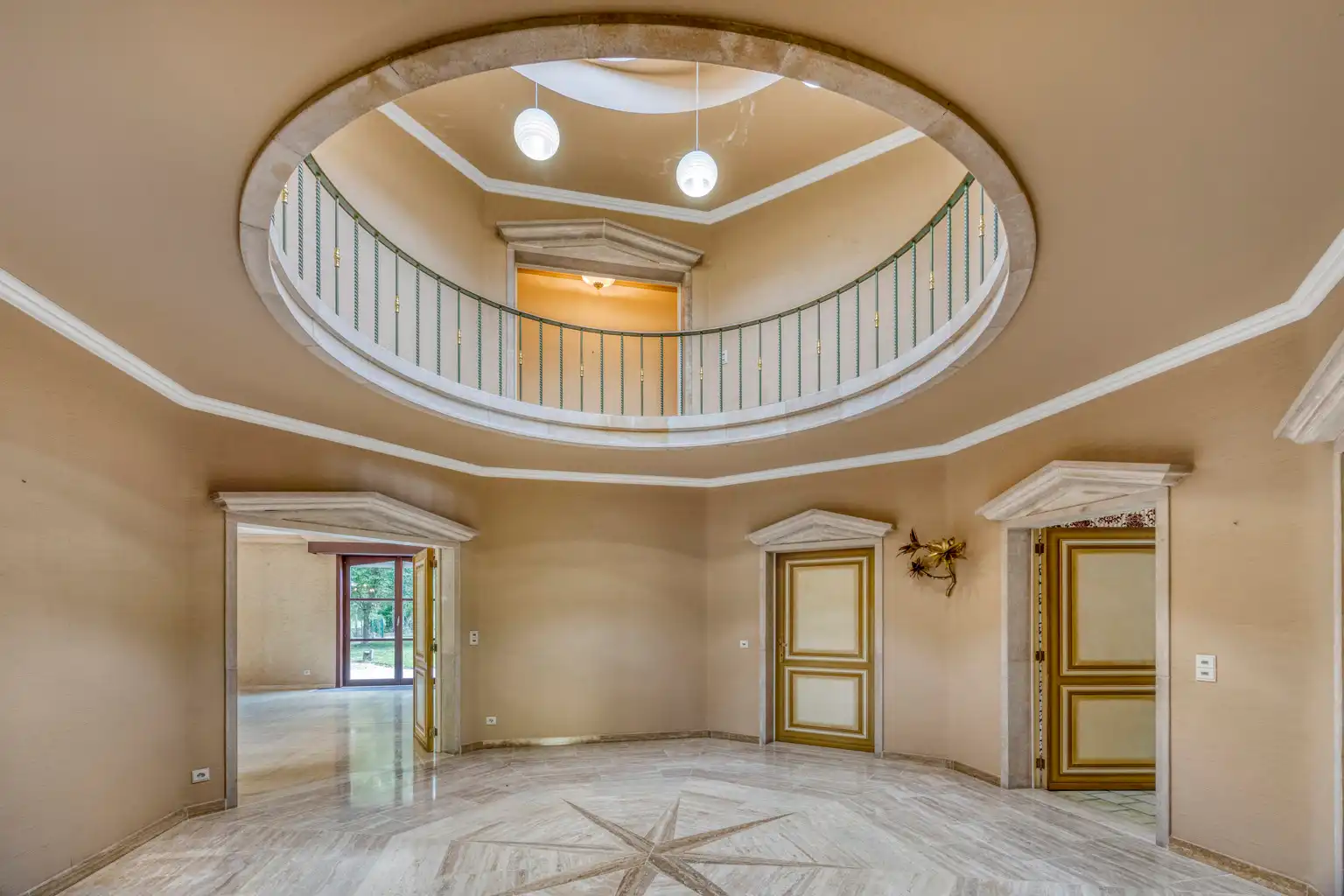 STATIGE VILLA VOOR PRIVE OF VRIJ BEROEP MET RUIME TUIN   foto 5