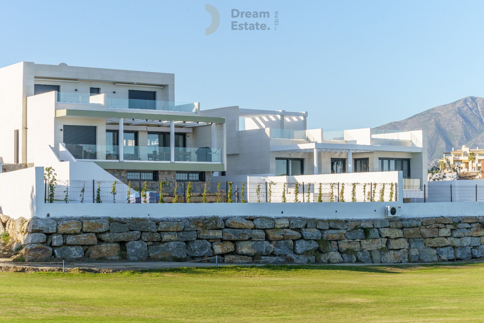 Nieuwbouwwoningen (nog slechts 2) tegenover de golf met zicht naar zee te Mijas. foto 3