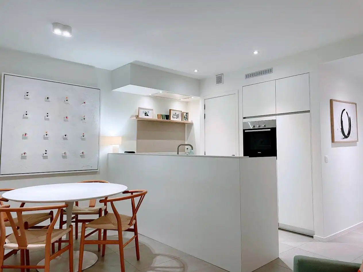 Zeer recent gemeubeld  en zonnig  app. met zijdelings zeezicht vlakbij  het Rubensplein.  foto 7