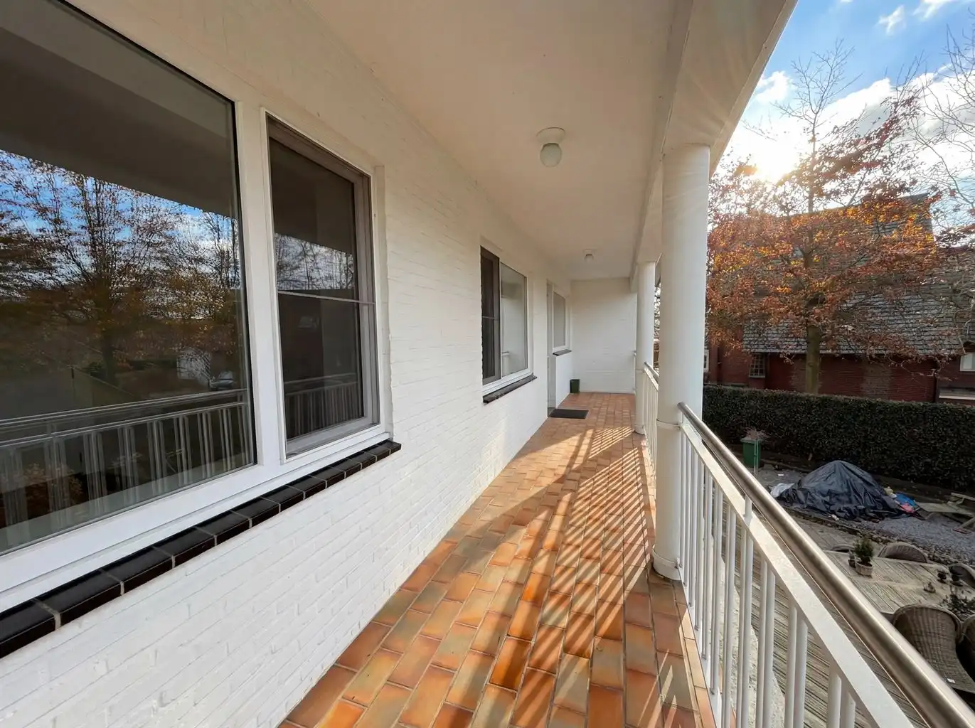 Luxe appartement voorzien van 4 slaapkamers, ruim terras, afgesloten garagebox en 2 autostaanplaatsen gelegen nabij het centrum van Maaseik. foto 6