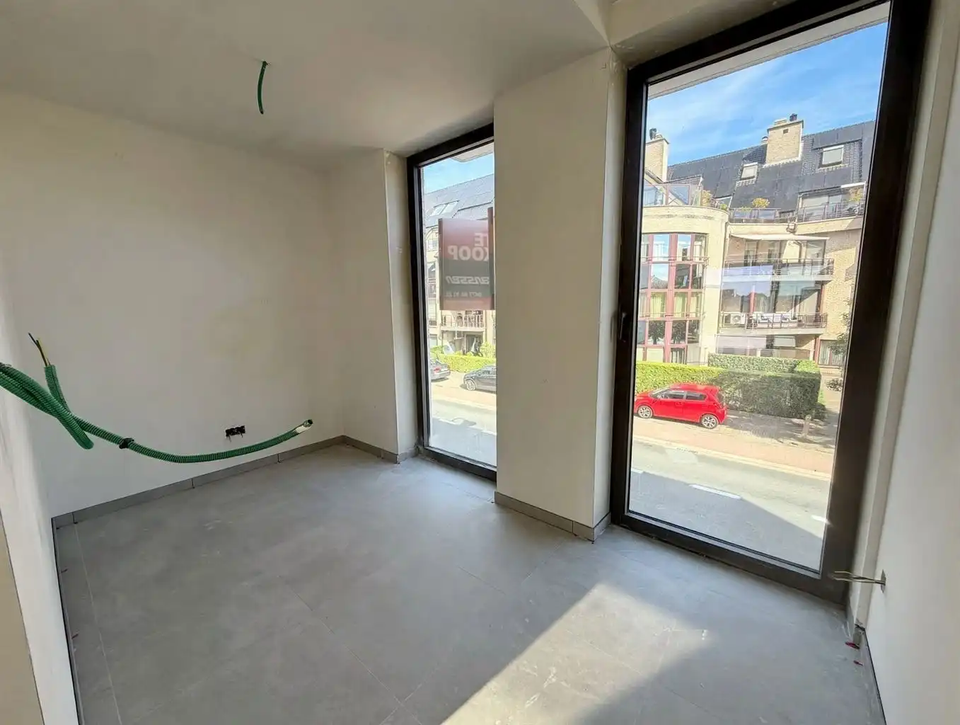Zeer ruim 1 (+1)-slaapkamerappartement (BEN) op de eerste verdieping met uitzonderlijk zuidgericht terras van ca. 43 m² en ondergrondse parkeerplaats, in hartje Maaseik. foto 6