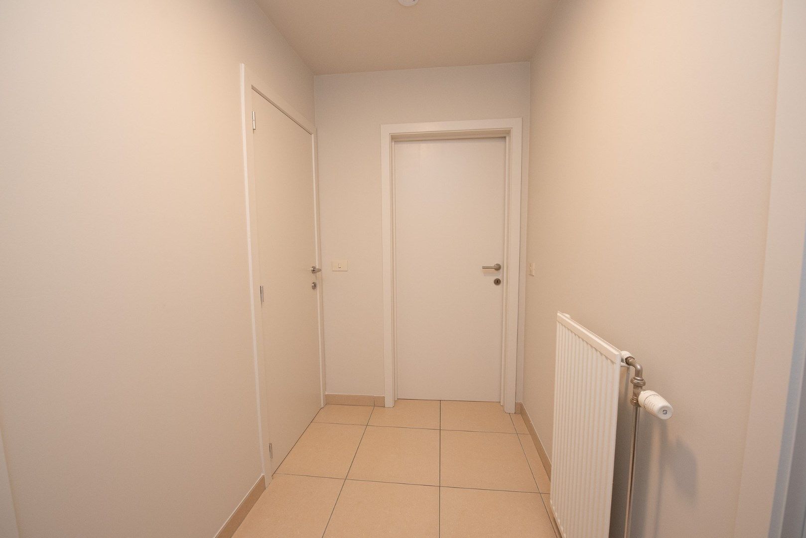 Centraal gelegen, gelijkvloers appartement met 1 slaapkamer en garage. foto 2