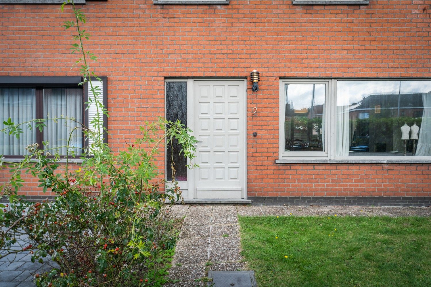 Te Koop: Ruime halfopen woning met 4 slpks, garage & grote tuin in rustige buurt in Brugge foto 5